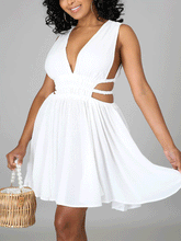 Minikleid mit V-Ausschnitt und Cut-Outs